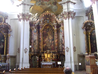 Foto vom Altarraum in der Klosterkirche St. Anna in München-Lehel