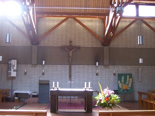 Foto vom Altarraum in St. Ansgar in München-Solln