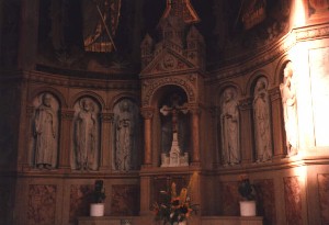 Foto vom Altarraum in St. Benno in München