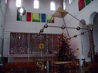 Foto vom Altarraum in St. Bonifaz in München