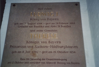 Foto der Grabplatte für König Ludwig I. in St. Bonifaz in München