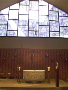 Foto vom Altarraum in St. Franz Xaver in München-Trudering