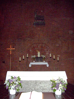 Foto vom Altar in St. Hedwig in München-Westpark