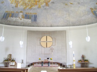 Foto vom Altarraum in St. Joachim in München-Solln
