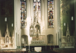 Foto vom Altarraum in St. Johann Baptist (neu) in Haidhausen