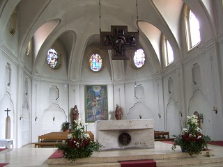 Foto vom Altarraum in St. Johann Baptist in München-Solln