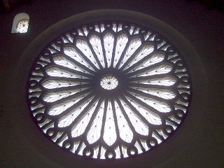 Foto vom Westfenster in St. Klara in München-Zamdorf