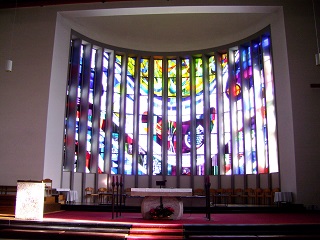 Foto vom Altarraum in St. Konrad in Neuaubing