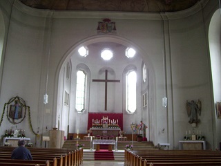 Foto vom Altarraum in St. Korbinian in Sendling