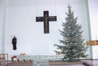 Foto vom Altarraum in St. Leonhard in München-Pasing
