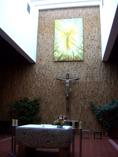 Foto vom Altarraum in St. Lukas in München-Aubing