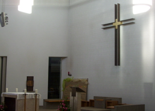 Foto vom Altarraum in St. Maximilian-Kolbe in Neuperlach-Süd