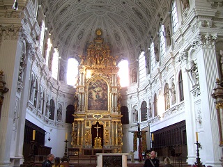 Foto vom Altarraum in St. Michael in München