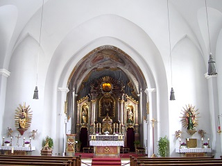 Foto vom Altarraum in St. Michael in München-Lochhausen