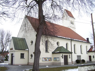 Foto von St. Michael in München-Lochhausen (seitliche Ansicht)