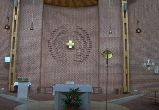 Foto vom Altarraum in St. Monika in München