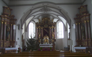 Foto vom Altarraum inn St. Peter und Paul in München-Allach