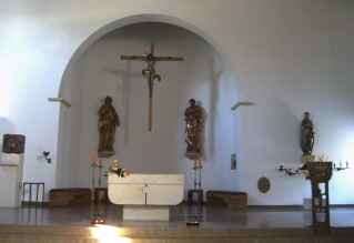 Foto vom Altarraum in St. Peter und Paul in München-Trudering