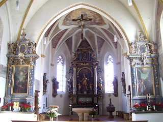Foto vom Altarraum in St. Quirin in Aubing