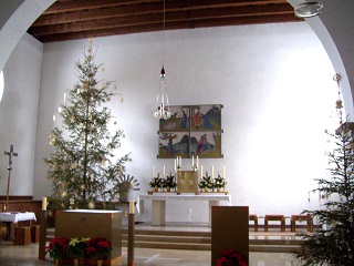 Foto vom Altarraum in St. Raphael in Moosach