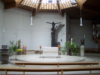Foto vom Altarraum in St. Stephan in München-Mittersendling