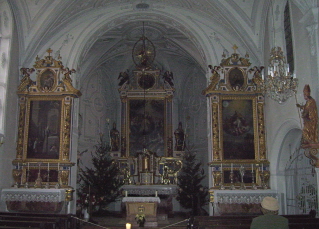 Foto vom Altarraum der Werktagskirche in St. Sylvester in München