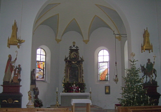 Foto vom Altarraum in St. Winthir in München-Neuhausen