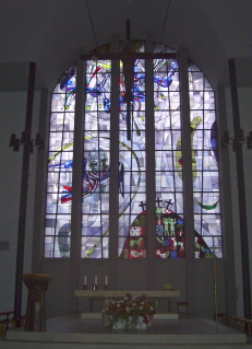 Foto vom Altarraum in der Kirche Zu den Heiligen Engeln in München