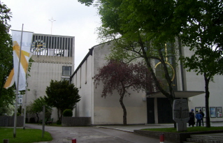 Foto der Zwölf-Apostel-Kirche in Münchem-Leim