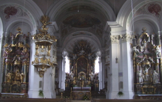 Foto vom Altarraum in St. Nikolaus in Murnau