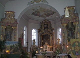 Foto vom Altarraum in St. Cyriakus in Grafertshofen