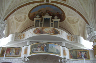 Foto der Orgelempore in Mariä Geburt in Schießen