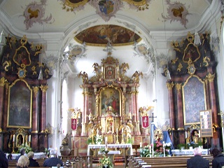 Foto vom Altarraum in St. Johann Baptist in Straß