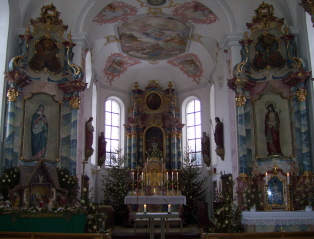 Foto vom Altarraum in St. Mauritius in Wallenhausen