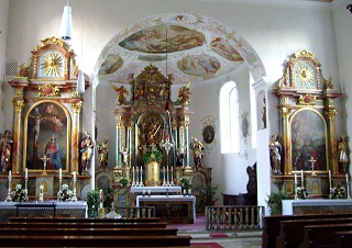 Foto vom Altarraum in St. Quirinus in Ammerfeld