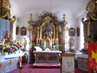 Foto vom Altarraum in St. Sixtus in Hütting