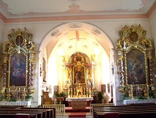 Foto vom Altarraum in St. Leonhard in Kienberg