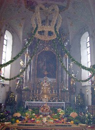 Foto vom Erntedankaltar in St. Johannes Baptist in Rennertshofen