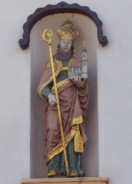 Foto der Wolfgangsfigur über der Eingangstüre von St. Wolfgang in Neuburg/Donau