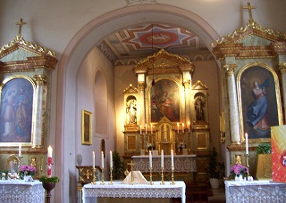 Foto vom Altarraum in St. Peter in Trugenhofen