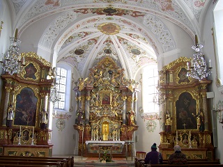 Foto vom Altarraum in Maria Hilf in Neumarkt