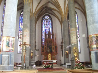 Foto vom Altarraum in St. Johannes in Neumarkt