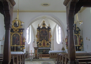 Foto vom Altarraum der Kirche Heiligste Dreifaltigkeit in Neustadt an der Waldnaab