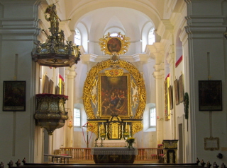 Foto vom Altarraum in St. Quirin bei Ilsenbach