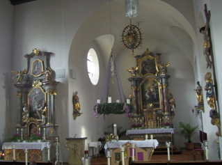 Foto vom Altarraum in St. Matthäus in Wurz