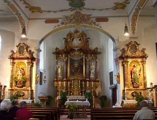 Foto vom Altarraum in St. Vitus in Amerdingen