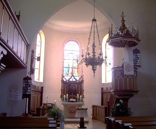 Foto vom Altarraum in der Peter und Paul Kirche in Grosselfingen