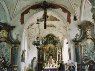 Foto vom Altarraum in Mariä Himmelfahrt in Hochaltingen