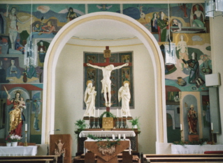 Foto vom Altarraum in Heiligste Dreifaltigkeit in Schopflohe