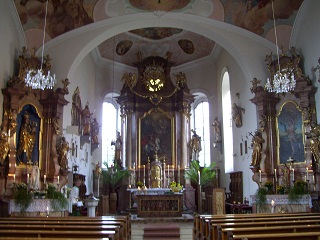 Foto vom Altarraum in St. Georg in Reimlingen